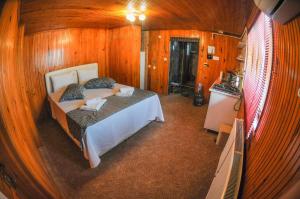 1 dormitorio con 1 cama en una habitación de madera en Doa Apartment, en Trabzon