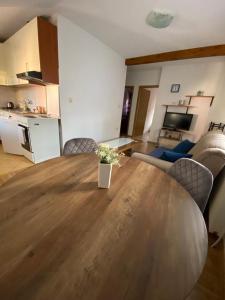 リヴノにあるApartman Željoのリビングルーム(大きな木製テーブル付)、キッチン