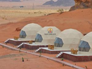 een groep witte tenten in de woestijn bij wadi rum,Linda Camp in Wadi Rum