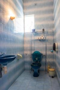 ein Badezimmer mit grünem WC und Waschbecken in der Unterkunft T2 des Tortues in Bouillante