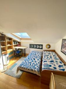 ein Schlafzimmer mit 2 Betten und einem Tisch darin in der Unterkunft Luce e Mare, casa di Gabri in Marina di Carrara