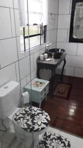 y baño con aseo y lavamanos. en CASA DA FAMÍLIA DE GRAMADO, en Gramado