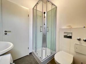ein Bad mit einer Dusche, einem WC und einem Waschbecken in der Unterkunft Studio Apartments nahe Stadt in Neumünster