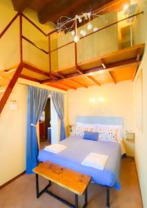 una camera con letto blu e soffitto in legno di Ca' Tomassino Holiday Apartments a Urbino