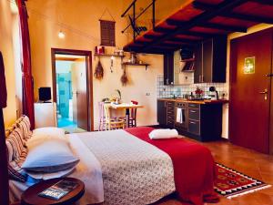 um quarto com uma cama grande e uma cozinha em Ca' Tomassino Holiday Apartments em Urbino