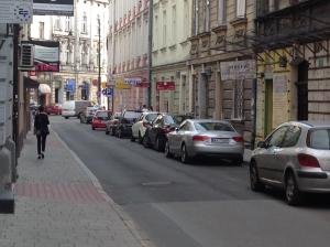 una calle con coches estacionados al costado de la carretera en Apartament Felicjanek, en Cracovia