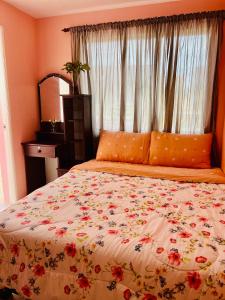 1 dormitorio con 1 cama con colcha de flores en Cara Transient house, en San Pablo