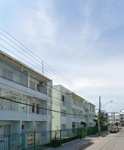 un edificio de apartamentos al lado de una calle en Fenix Canasvieiras 200 m Mar en Florianópolis