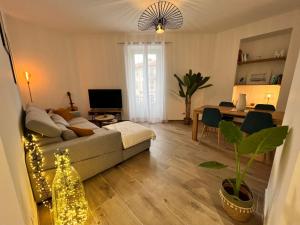 uma sala de estar com um sofá e uma mesa em Le Riquier - Port de Nice em Nice