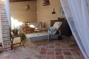 sala de estar con sofá y sillas en el suelo en Casa Entre Molinos en Consuegra