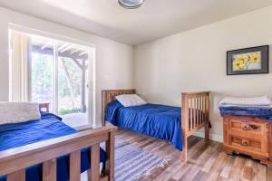 A bed or beds in a room at Ponderosa Creekside Retreat