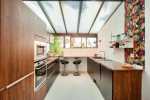 uma cozinha com armários de madeira e uma clarabóia em LOASIS- Maison Provençale T4 proche Aix en Pce em Meyrargues