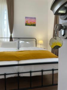 Un dormitorio con una cama y una lámpara. en Friendly Home, en Telavi
