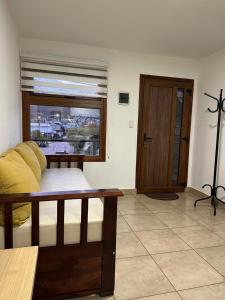 salon z kanapą i oknem w obiekcie Andes Fueguinos w mieście Ushuaia