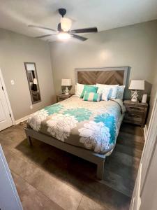 En eller flere senge i et værelse på 4/2 Home Close to Beach, Centrally located!