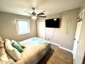 a bedroom with a bed and a ceiling fan at 4/2 Home Close to Beach, Centrally located! in Gulfport