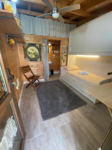 1 dormitorio con 1 cama y 1 silla en una habitación en Casa Nuvola, en SantʼAndrea