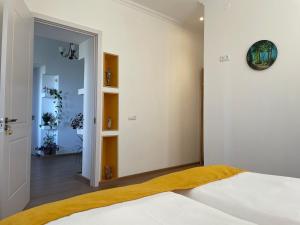 1 dormitorio con 1 cama y reloj en la pared en Friendly Home, en Telavi