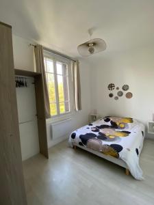 Postel nebo postele na pokoji v ubytování Grand deux pièces au pied du parc du château