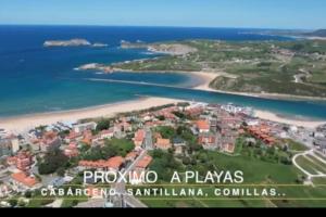 een luchtzicht op een strand en de oceaan bij RURAL3MIJAROJOS casa con jardin y piscina privada en el centro de Cantabria 