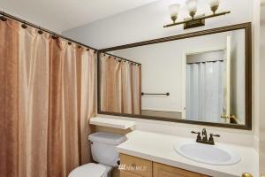 パレンバンにあるMengskuy Villaのバスルーム(トイレ、洗面台、鏡付)