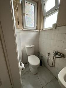 a small bathroom with a toilet and a window at Sultanahmet Yeşil Apart in Istanbul