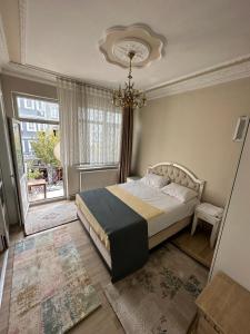 a bedroom with a large bed and a window at Sultanahmet Yeşil Apart in Istanbul