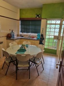 cocina con mesa y sillas en una habitación en Shared Apartment with the best entertainment spots, en Nairobi