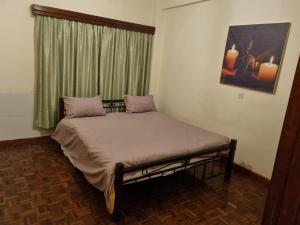 Cama en habitación con ventana y visor en Shared Apartment with the best entertainment spots, en Nairobi