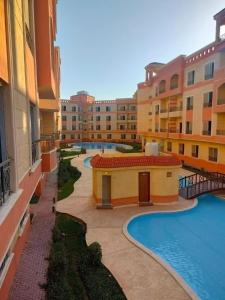 Blick auf einen Apartmentkomplex mit einem Pool in der Unterkunft Red Ruby Compound منتجع الياقوتة الحمراء in Hurghada