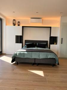 una camera con un grande letto di Inova Guesthouse a Hasselt