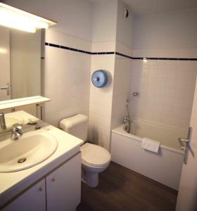 un bagno con lavandino, WC e vasca di Hôtel de La Poste a La Cavalerie