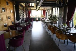 una fila de mesas y sillas en un restaurante en La Ruota Hotel Sharr, en Dragash