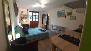 ein Wohnzimmer mit einem Sofa und einem Tisch in der Unterkunft Le Bois gentil in Foncine-le-Haut