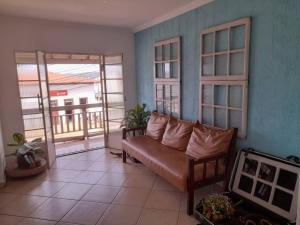 a living room with a couch and a balcony at Apartamento Inconfidência Diamantina in Diamantina