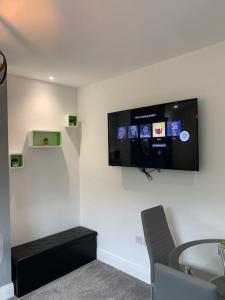 TV a/nebo společenská místnost v ubytování NEC/Airport - The Allium, Two bedroom apartment + 31 fotografií
