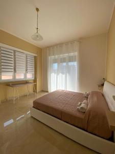 サレルノにあるB&B IL PALCOSCENICOのベッドルーム1室(ベッド1台、大きな窓付)
