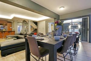 une salle à manger et un salon avec une table et des chaises dans l'établissement Villa de la Mer Hout Bay Beachfront, au Cap