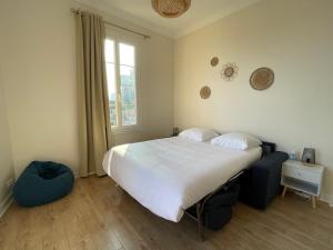 een slaapkamer met een groot bed en een raam bij 2 pièces BeHappy next Monaco in Roquebrune-Cap-Martin