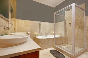une salle de bain avec une baignoire, un lavabo et une douche dans l'établissement Villa de la Mer Hout Bay Beachfront, au Cap 40 autres photos