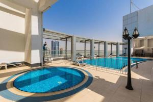 Bazén v ubytování Exclusive Studio by Burj Khalifa and Dubai Mall, High Floor nebo v jeho okolí