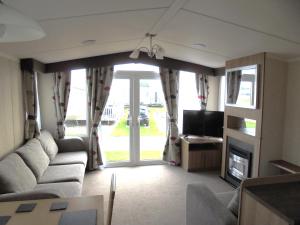 Μια τηλεόραση ή/και κέντρο ψυχαγωγίας στο Kingfisher Bordeaux 8 Berth Central Heated FREE WIFI