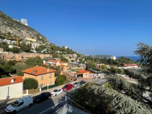 een uitzicht op een stad met auto's op straat bij 2 pièces BeHappy next Monaco in Roquebrune-Cap-Martin