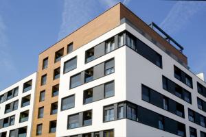 un immeuble d'appartements avec un ciel bleu dans l'établissement Supernova Royal Residence, à Novi Sad