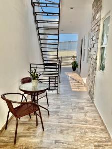 馬薩特蘭的住宿－Departamentos Villa 112，走廊设有桌椅和楼梯