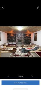 una imagen de una habitación con varias camas en Guesthouse Kevin, en Kukës