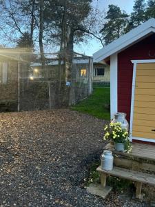 ein Haus mit einer Bank neben einer Garage in der Unterkunft Elämyksellinen majoitus farmilla in Kälviä