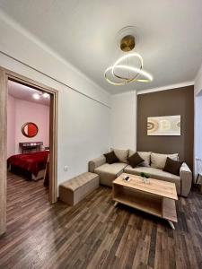- un salon avec un canapé et une table dans l'établissement The A&D Urban Central Retreat, à Thessalonique