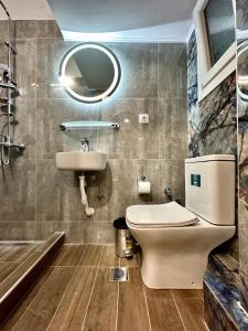 La salle de bains est pourvue de toilettes et d'un lavabo. dans l'établissement The A&D Urban Central Retreat, à Thessalonique