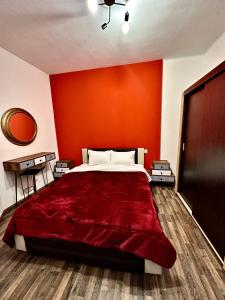 - une chambre avec un grand lit et un mur orange dans l'établissement The A&D Urban Central Retreat, à Thessalonique